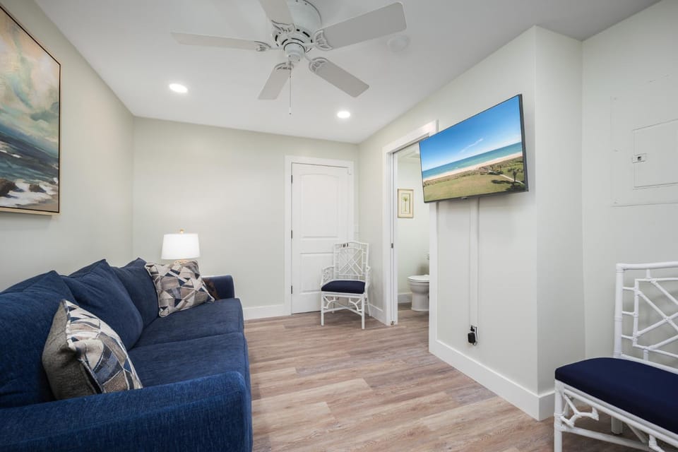Toilet, TV and multimedia, Living room, Seating area, furniture