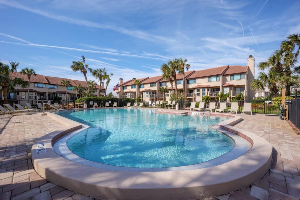 Property building, Garden, Swimming pool