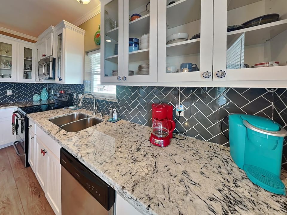 Coffee/tea facilities, Kitchen or kitchenette, dishwasher, microwave, oven, kitchen