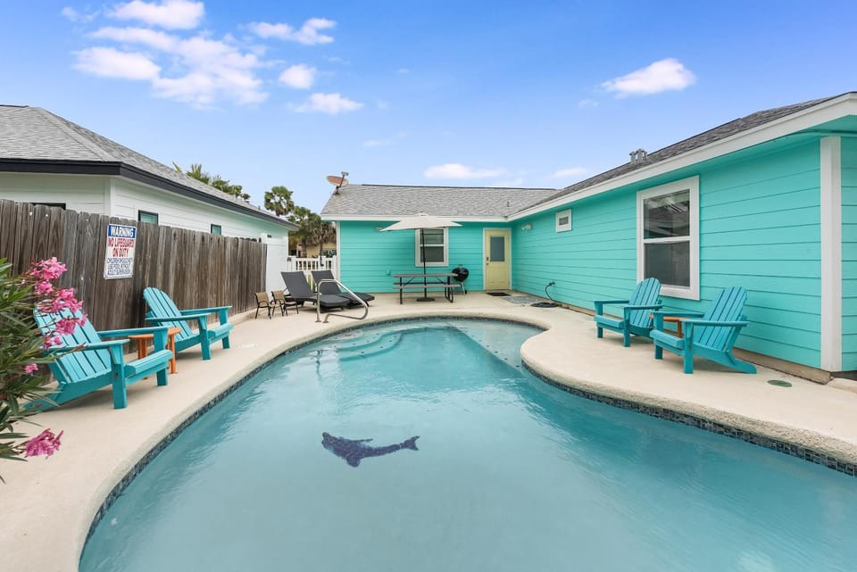 Property building, Garden, Seating area, Swimming pool