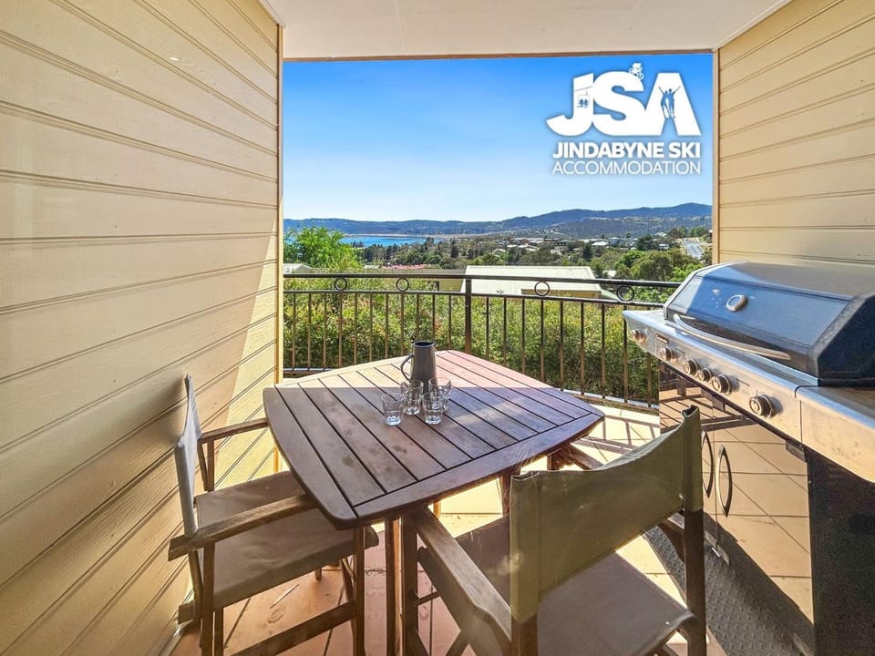 Patio, BBQ facilities, View (from property/room), Balcony/Terrace, Lake view, Mountain view