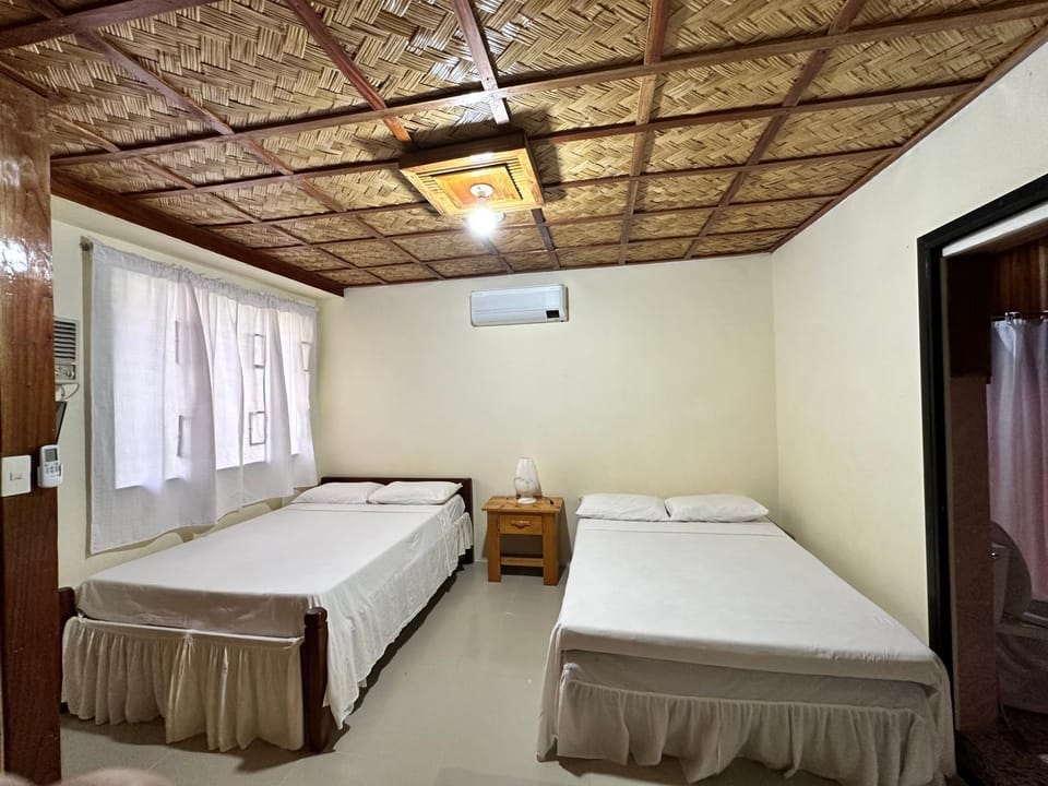 Bamboo House Beach Lodge & Restaurant Hotel in Puerto Galera