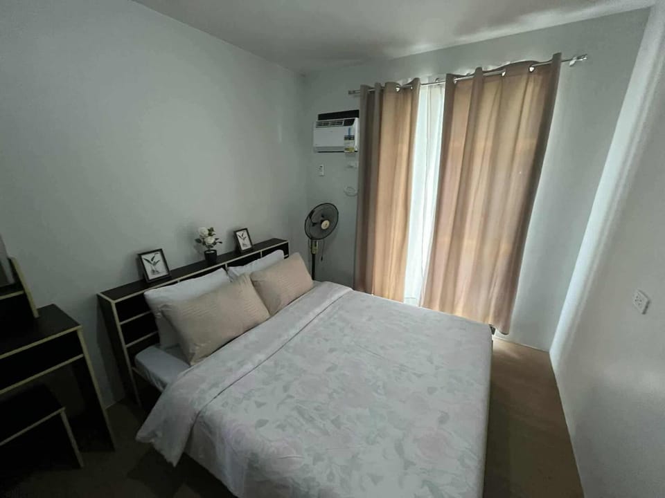 Bed, Photo of the whole room, Bedroom, air conditioner