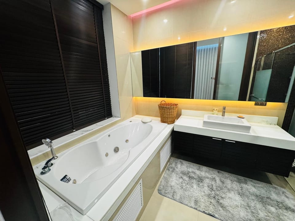 Hot Tub, Bathroom