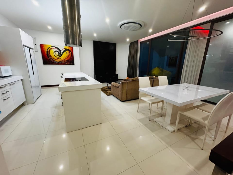 Kitchen or kitchenette, Living room, Seating area, Dining area, oven