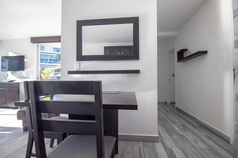 View (from property/room), Decorative detail, Dining area