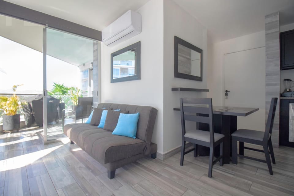 TV and multimedia, Kitchen or kitchenette, Living room, Seating area, Dining area