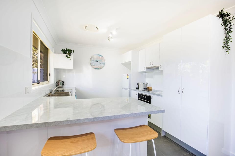 Coastal Capers - Pet Friendly - 10 Mins Walk to Beach House in Culburra Beach