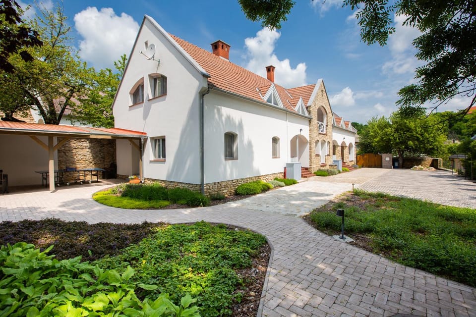 Property building, Garden, Parking