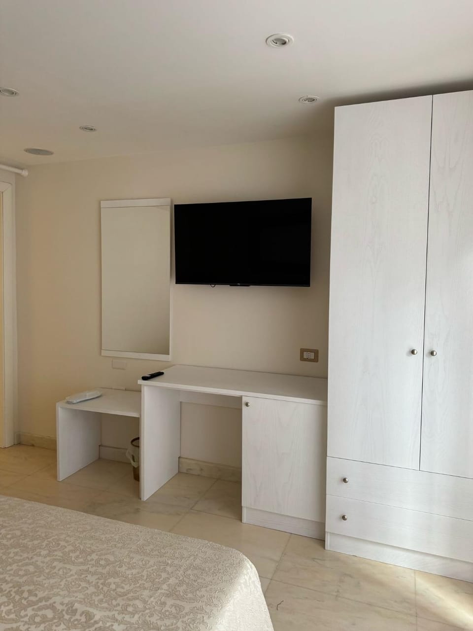 TV and multimedia, Photo of the whole room, Bedroom