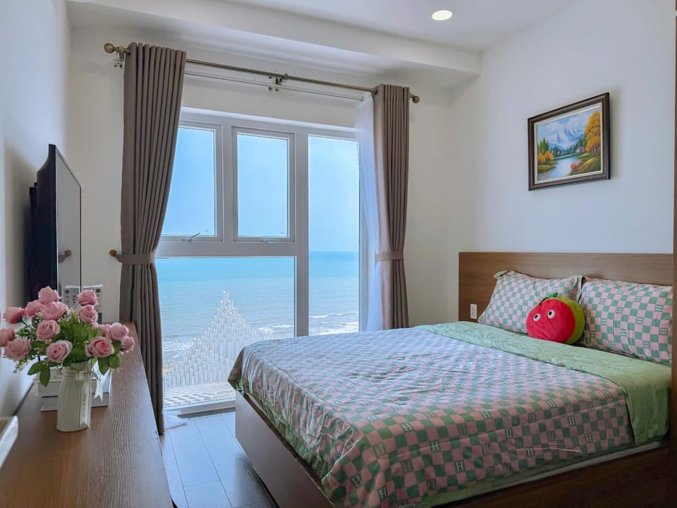 Bed, Bedroom, Sea view