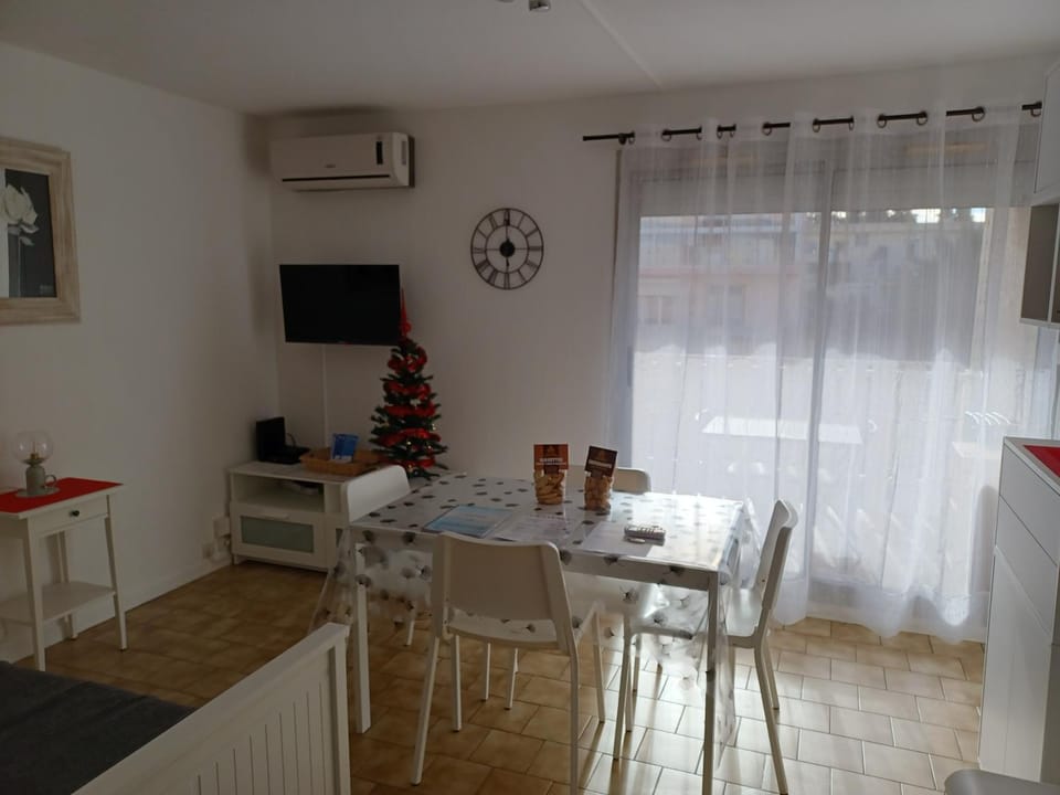 TV and multimedia, Living room, Dining area