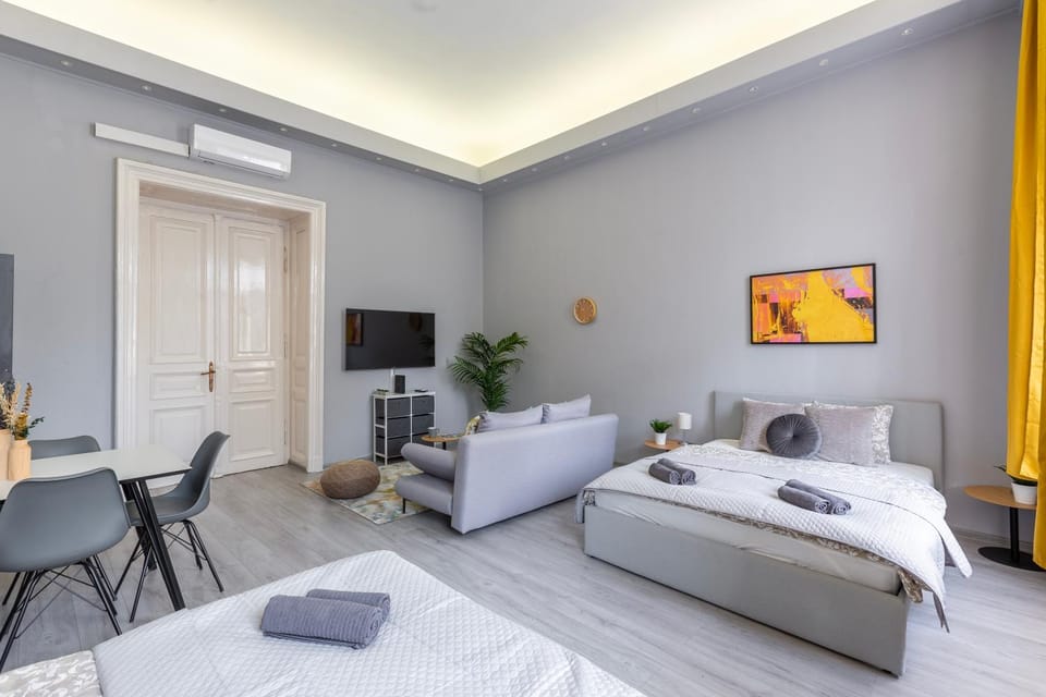 Communal lounge/ TV room, Bed, TV and multimedia, Living room, Photo of the whole room, Seating area, Evening entertainment, towels