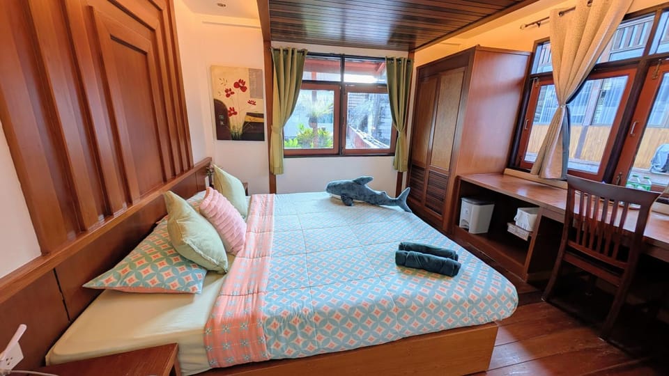 Bed, Photo of the whole room, Bedroom, towels