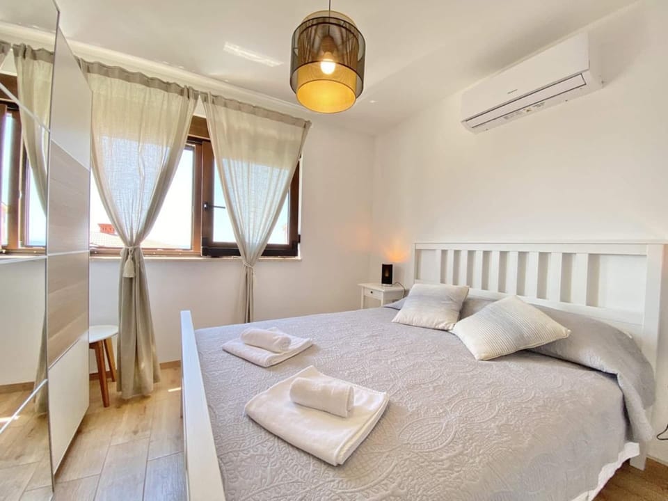 Photo of the whole room, Bedroom, air conditioner