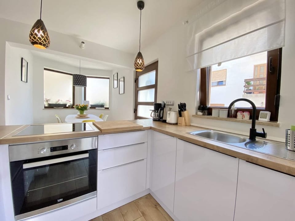 Coffee/tea facilities, Kitchen or kitchenette, dishwasher, oven