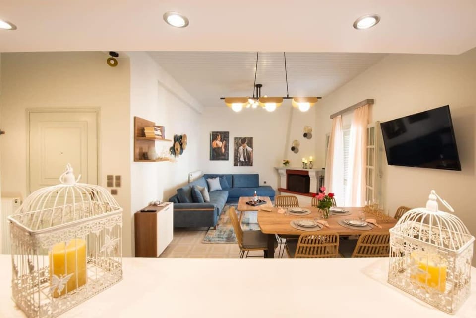 TV and multimedia, Living room, Seating area, Dining area
