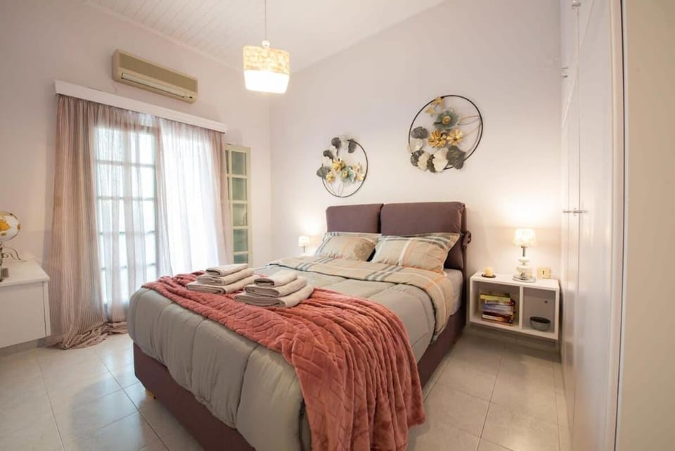 Bed, Bedroom, towels, air conditioner