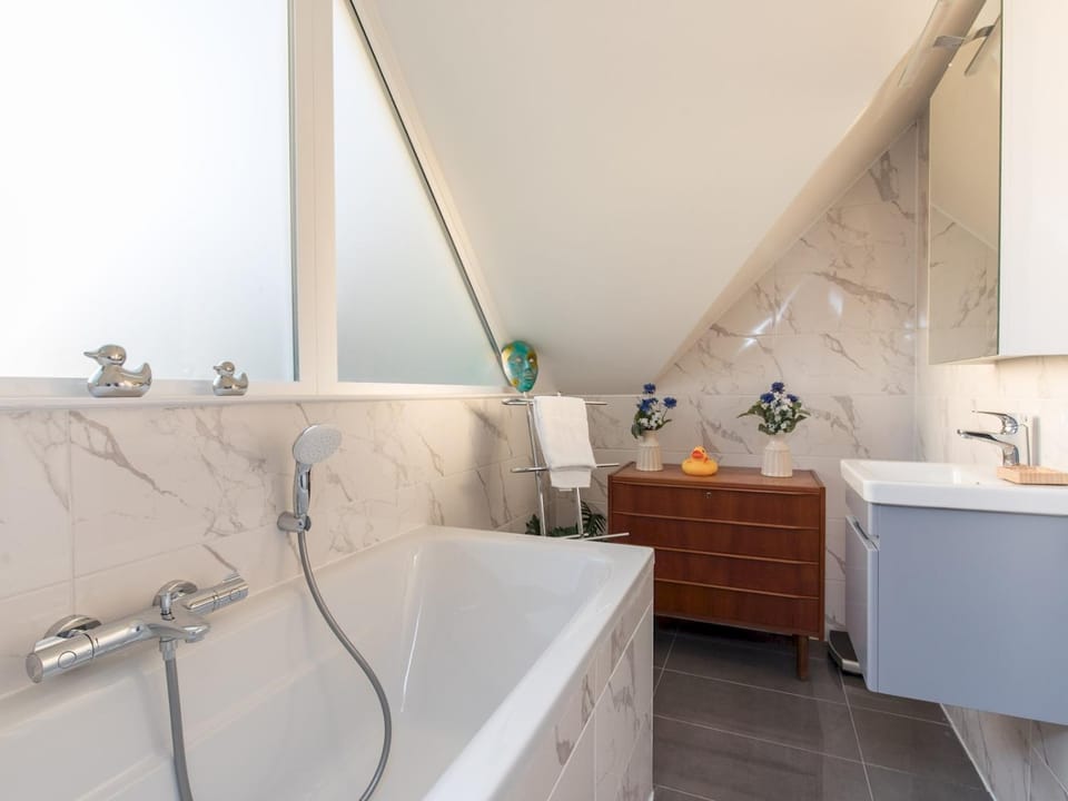 Bed, Bathroom, Other, Photo of the whole room, Bedroom, towels