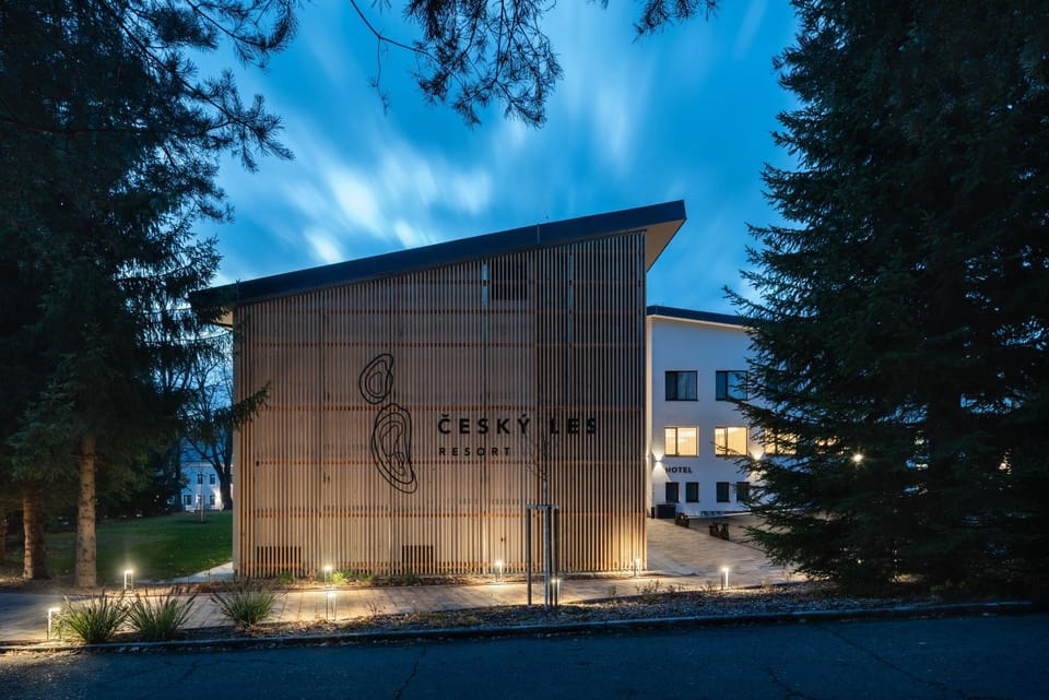 Property building, Facade/entrance, Night