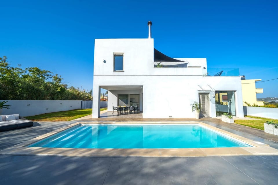 Property building, Day, Pool view, Swimming pool
