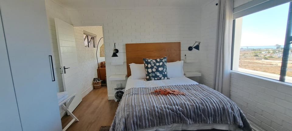 Bed, View (from property/room), View (from property/room), Photo of the whole room, Bedroom, Sea view, Sea view, towels, wardrobe