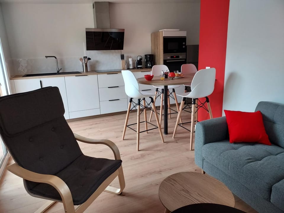 Coffee/tea facilities, Kitchen or kitchenette, Living room, Seating area, stove