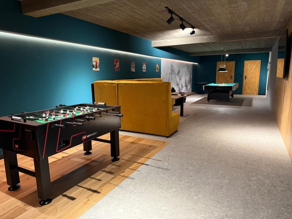 Communal lounge/ TV room, Billiard