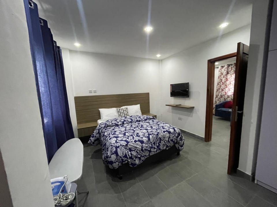 Bed, TV and multimedia, Bedroom
