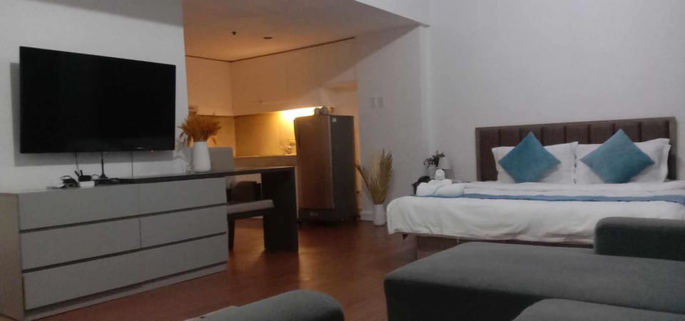 Bed, TV and multimedia, Living room, Photo of the whole room, Bedroom
