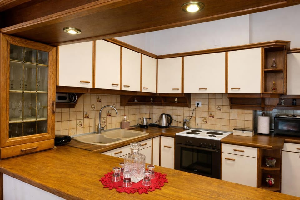 Coffee/tea facilities, Kitchen or kitchenette, microwave, minibar, oven, stove, kitchen