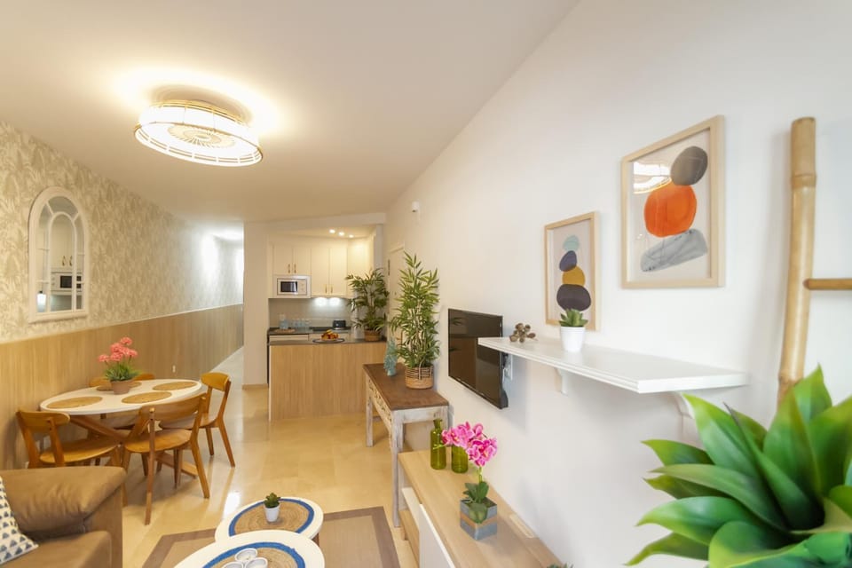 TV and multimedia, Living room, Seating area, Dining area