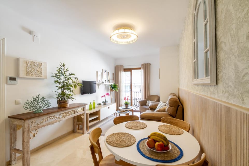 TV and multimedia, Living room, Food and drinks, Seating area, Dining area, Food