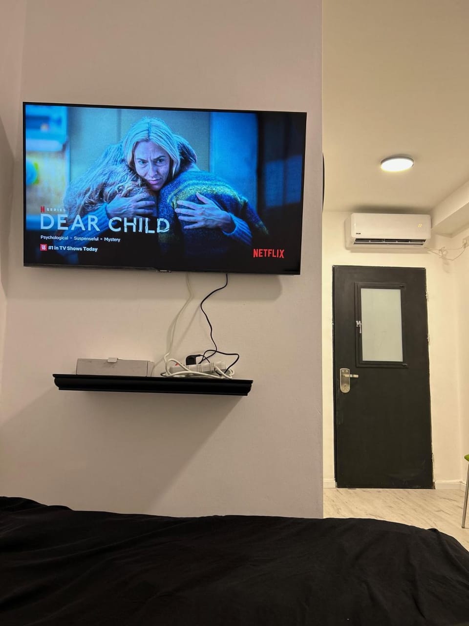 TV and multimedia, Photo of the whole room, Bedroom