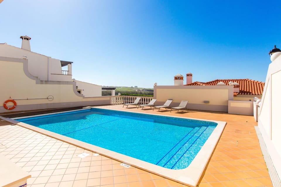 T2 sea view, pool, golf, private terrace, Praia del Rey, Óbidos A1 Apartment in Amoreira