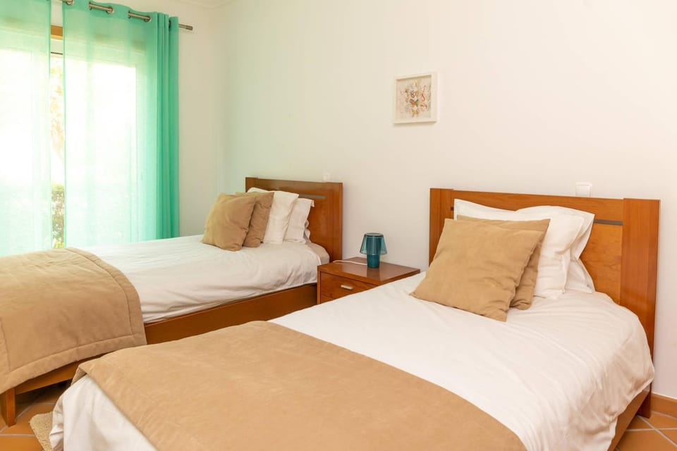 Photo of the whole room, Bedroom, Garden view