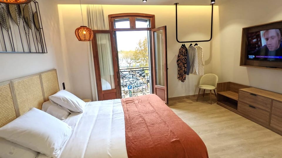 Bed, TV and multimedia, Photo of the whole room, Bedroom