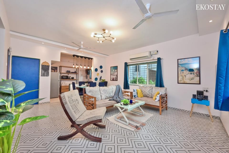 TV and multimedia, Living room, Seating area, Dining area, air conditioner