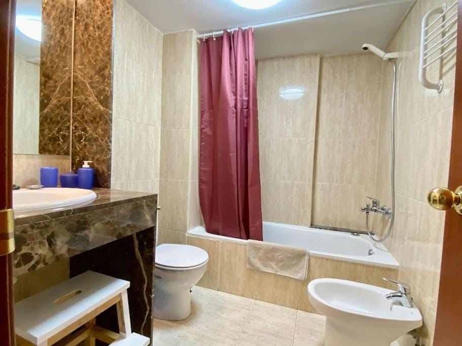 Shower, Bathroom, Bath, bidet, towels