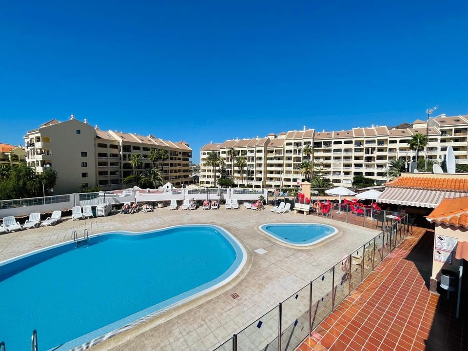 Pool view, Swimming pool, sunbed