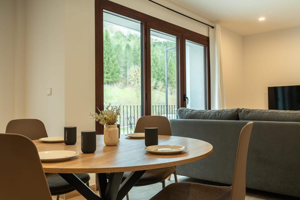 TV and multimedia, Living room, Seating area, Dining area