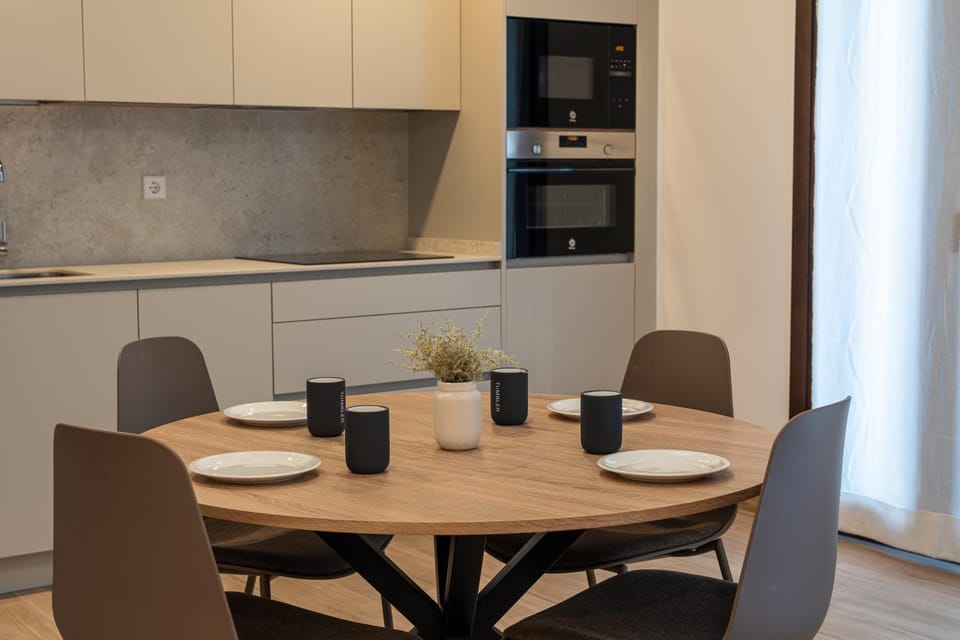 Kitchen or kitchenette, Dining area, stove