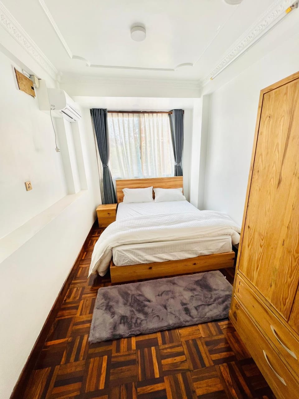 Bedroom, towels, wardrobe