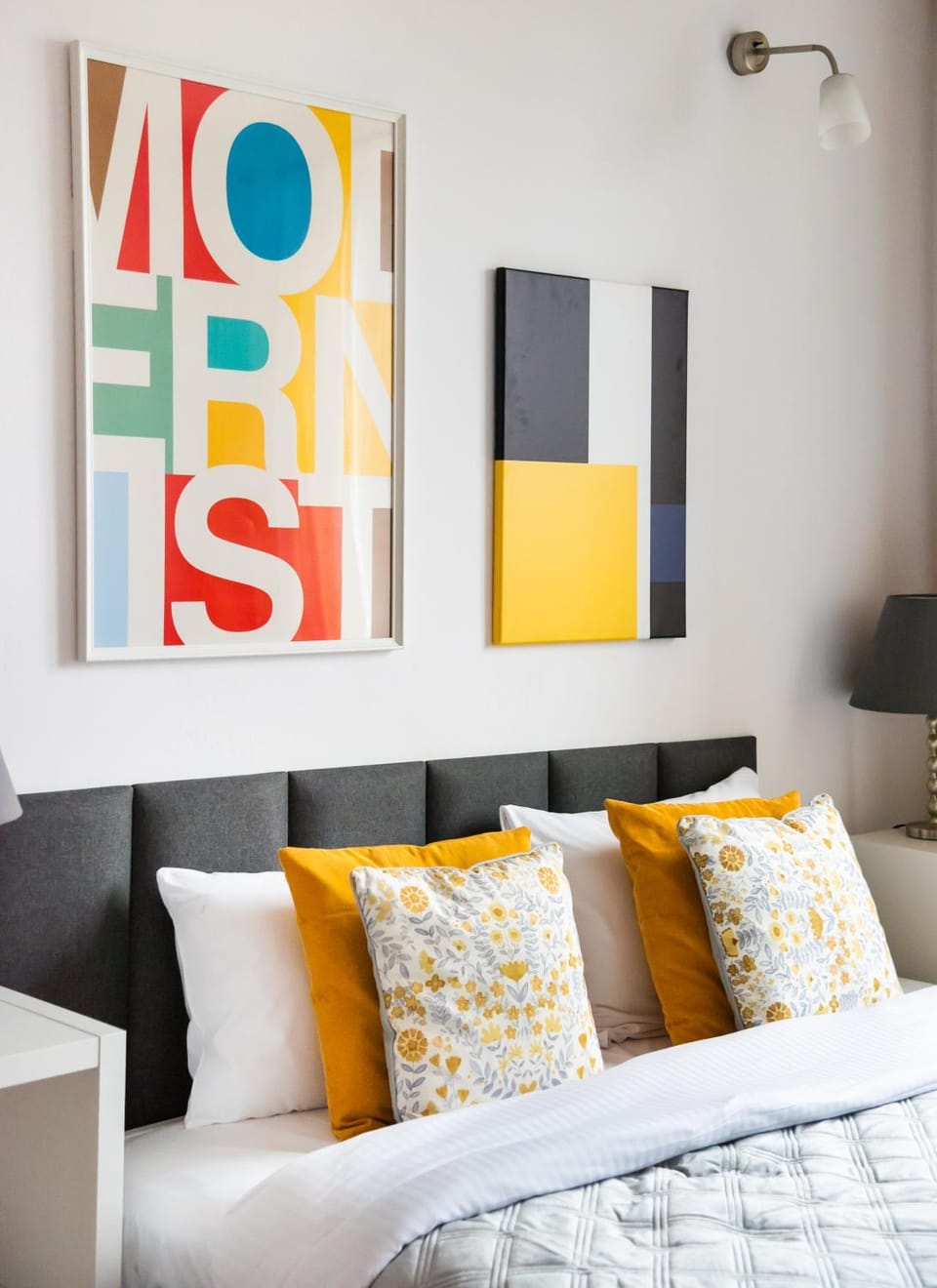 Bed, Photo of the whole room, Decorative detail, Seating area, Bedroom