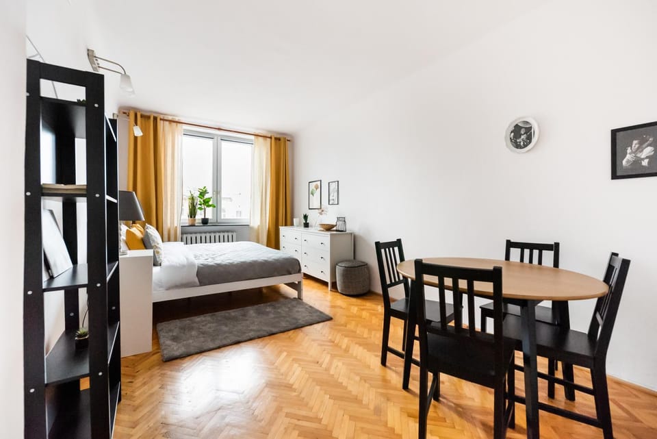 Bed, Photo of the whole room, Seating area, Dining area, Bedroom