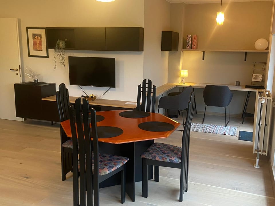 TV and multimedia, Living room, Seating area, Dining area