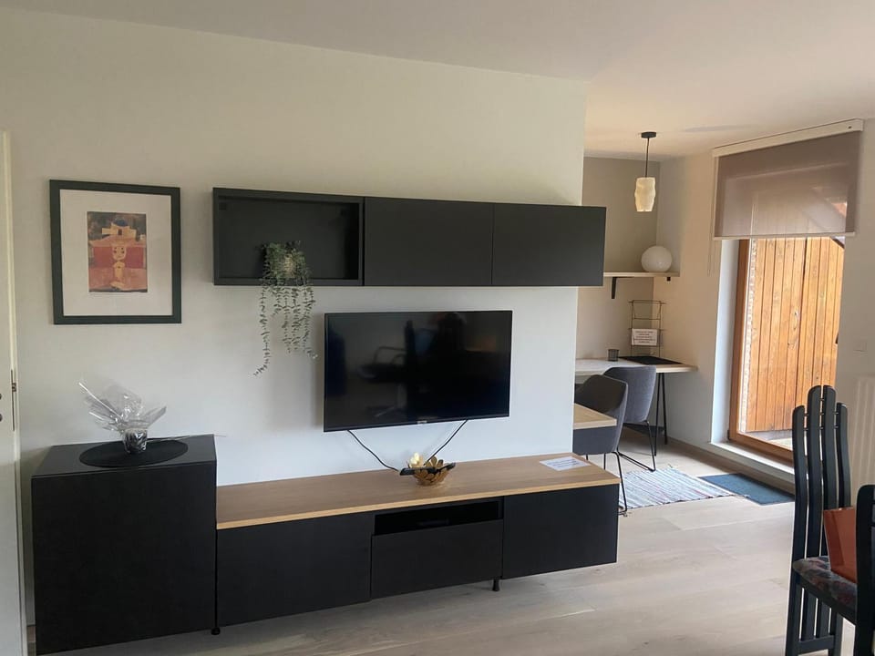 TV and multimedia, Living room, Evening entertainment