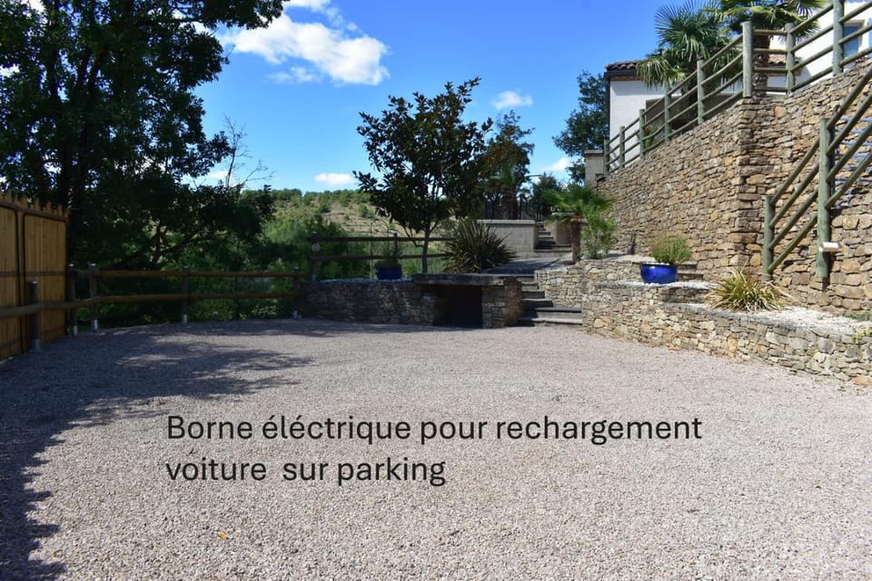 Chambre au calme avec spa privatif gratuit sud aveyron les palmiers des causses Bed and Breakfast in Occitanie
