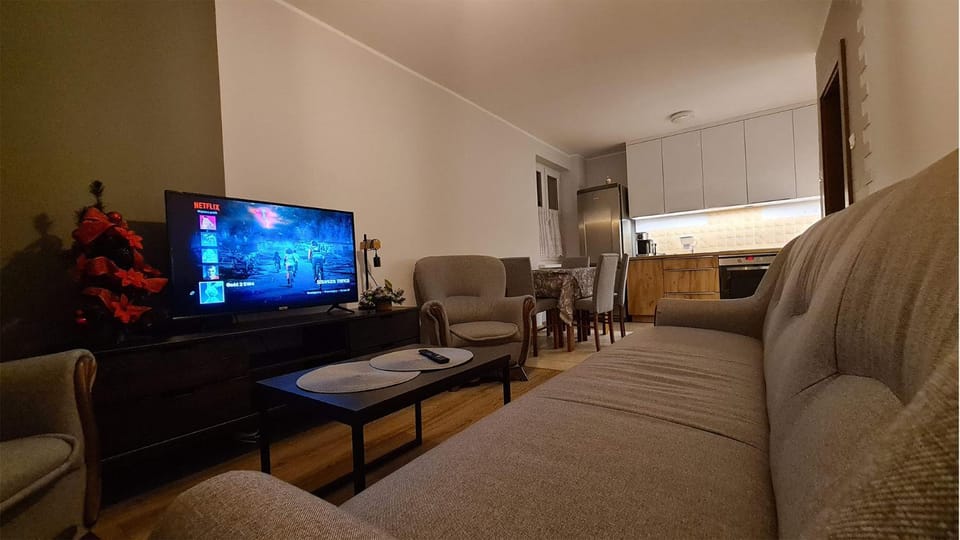 Communal lounge/ TV room, TV and multimedia, Living room, Seating area, Evening entertainment