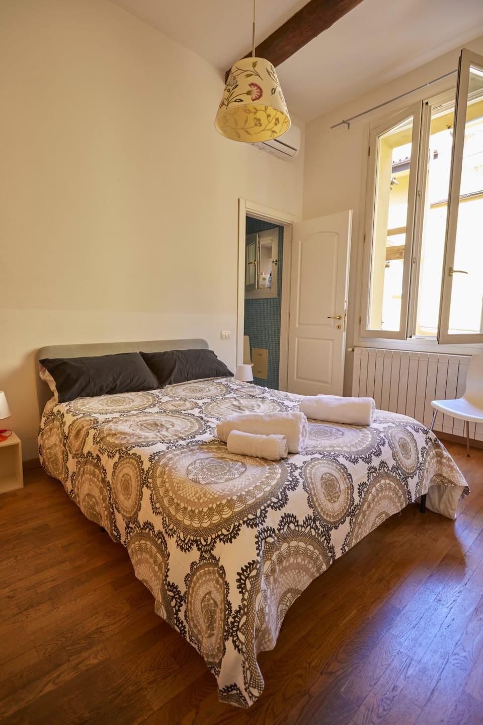 Bed, Bedroom, towels